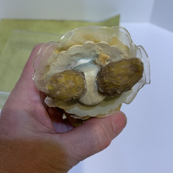 Sitting bunny resin figurine swinging legs - Picture 9 of 14